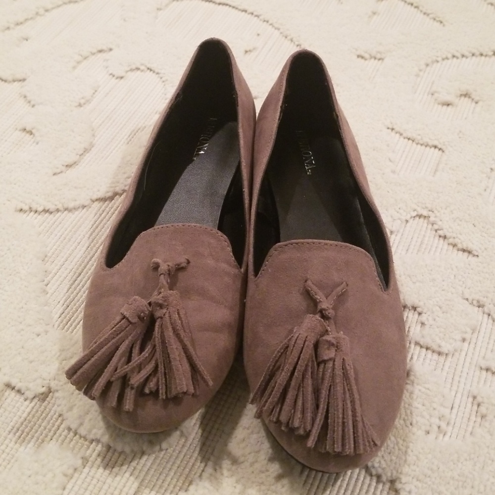 Merona taupe Laufers with tassels